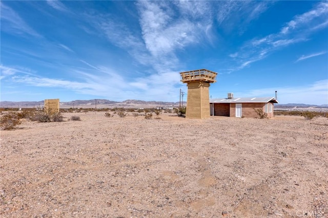 view of yard featuring a mountain view