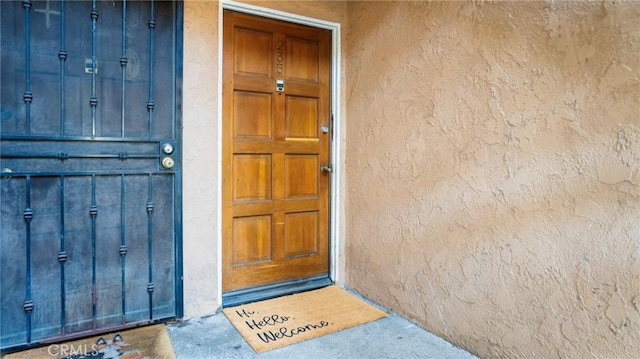 view of exterior entry with stucco siding