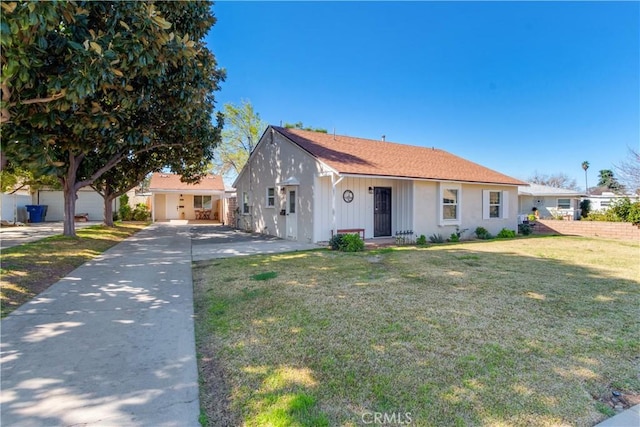 view of front of home featuring a front yard