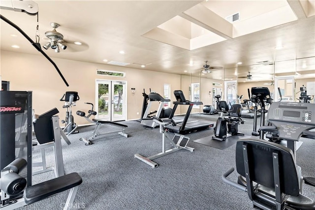 exercise room featuring ceiling fan, baseboards, visible vents, and recessed lighting