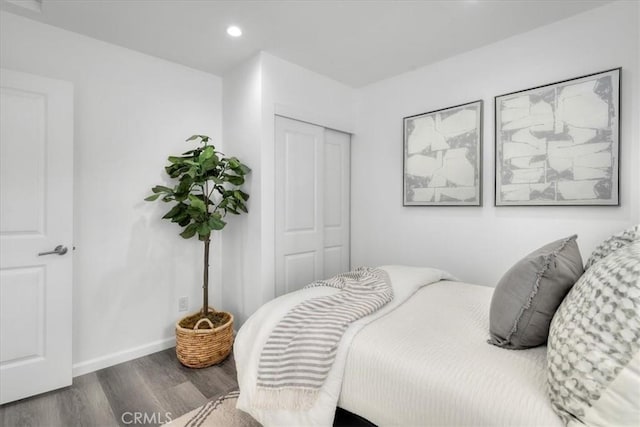 bedroom featuring recessed lighting, baseboards, a closet, and wood finished floors