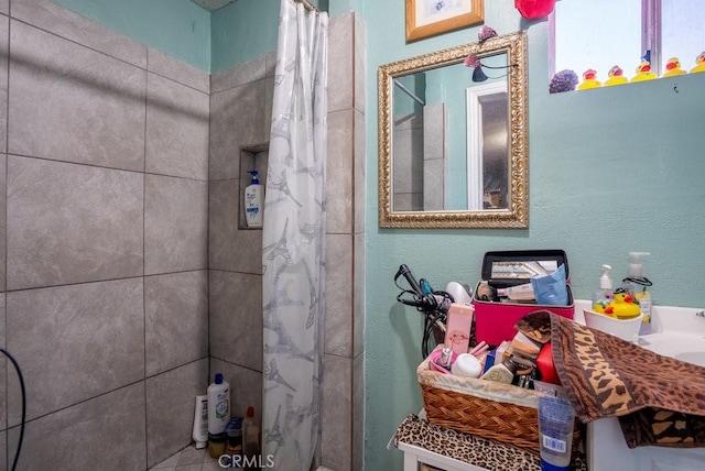 bathroom featuring a tile shower