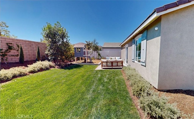 view of yard featuring a fenced backyard and an outdoor hangout area