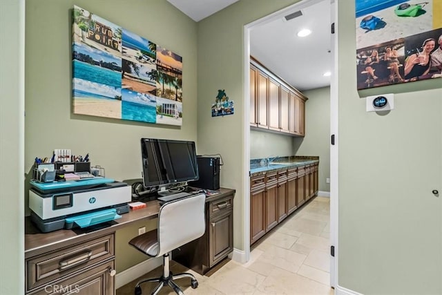 office area with visible vents, baseboards, built in desk, and recessed lighting