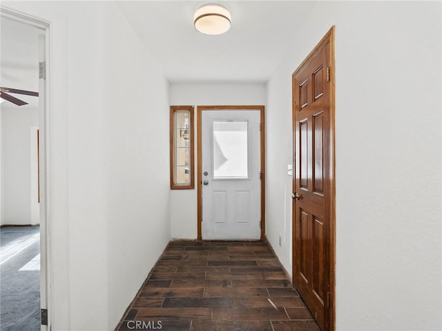 entryway featuring dark wood-style floors and ceiling fan