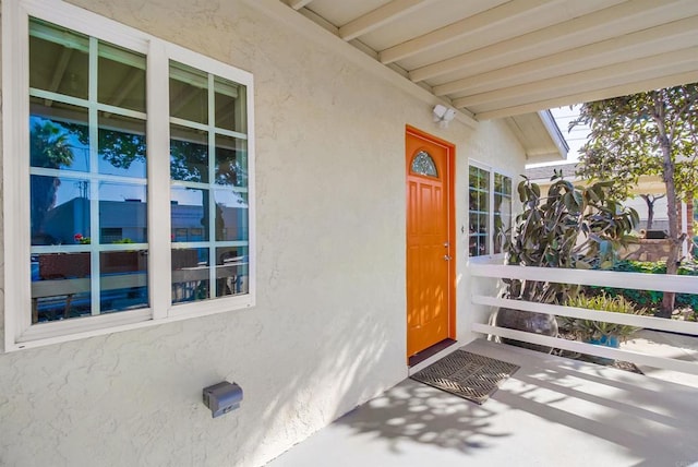 property entrance featuring stucco siding