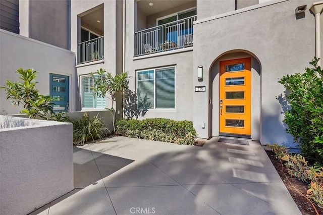 property entrance featuring stucco siding