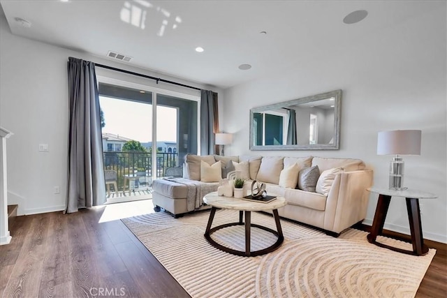 living room featuring recessed lighting, visible vents, baseboards, and wood finished floors