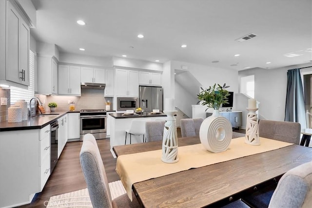 dining room with dark wood-type flooring, recessed lighting, and visible vents