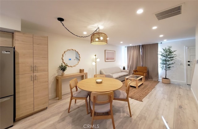 dining space featuring baseboards, recessed lighting, visible vents, and light wood-type flooring