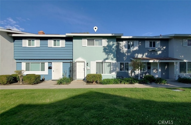 view of property with stucco siding and a front yard