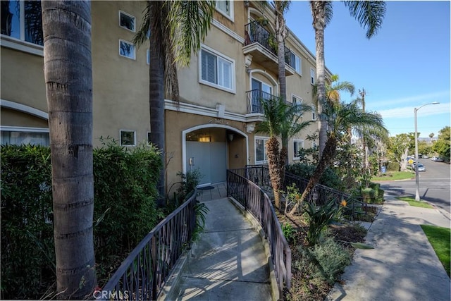 view of exterior entry featuring stucco siding