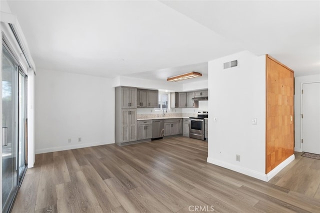 kitchen with light countertops, plenty of natural light, visible vents, and stainless steel appliances