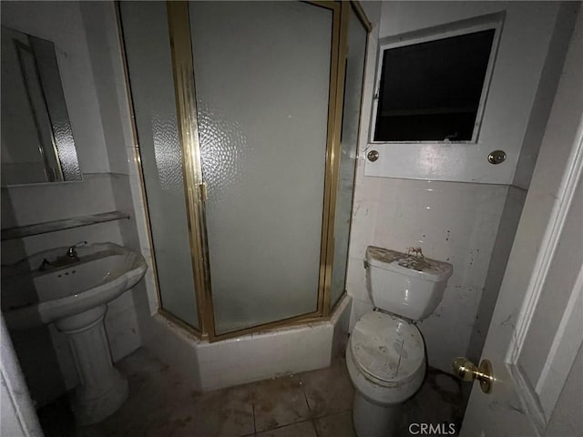 full bath featuring toilet, tile patterned flooring, and enclosed tub / shower combo