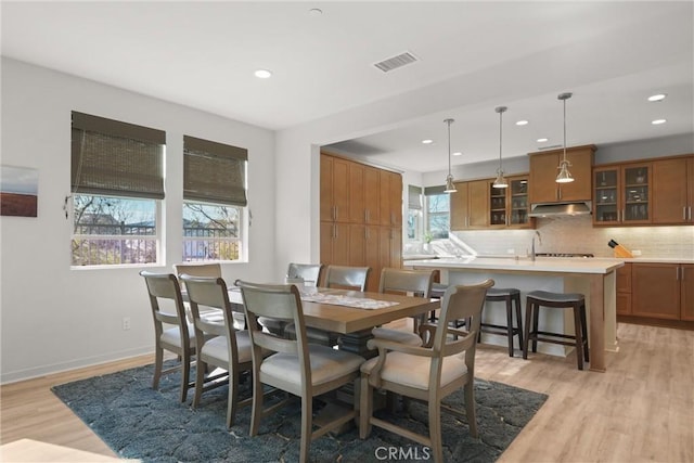 dining room with recessed lighting, light wood-type flooring, visible vents, and baseboards