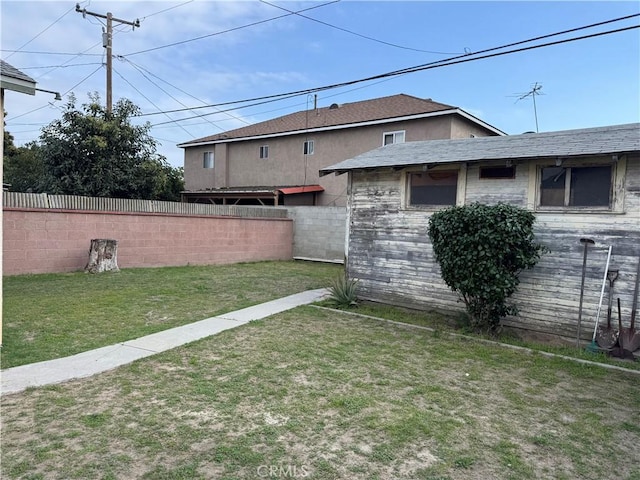 view of yard featuring fence