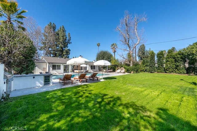 6164 Fenwood Ave, Woodland Hills, CA 91367 - view of grassy yard featuring a patio and an outdoor pool