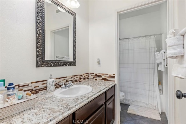 full bath with toilet, shower / tub combo with curtain, vanity, and decorative backsplash