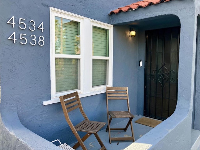 view of exterior entry with stucco siding