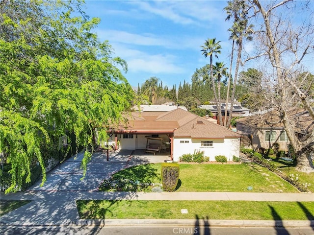 view of front of home featuring driveway and a front lawn