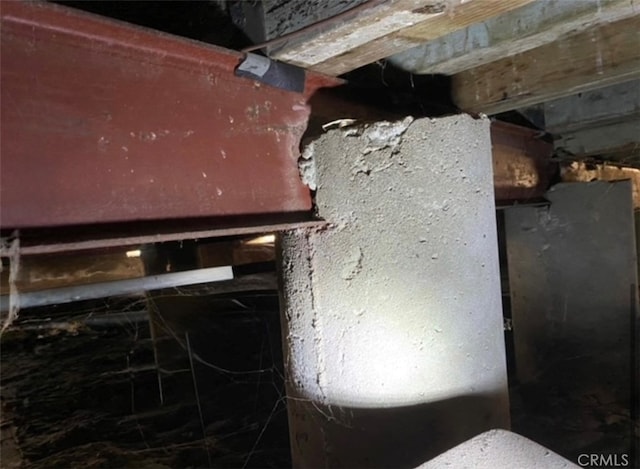 3722 Degnan Blvd, Los Angeles, CA 90018 - detailed view of crawl space