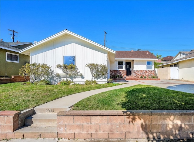 single story home with brick siding, a front yard, and fence