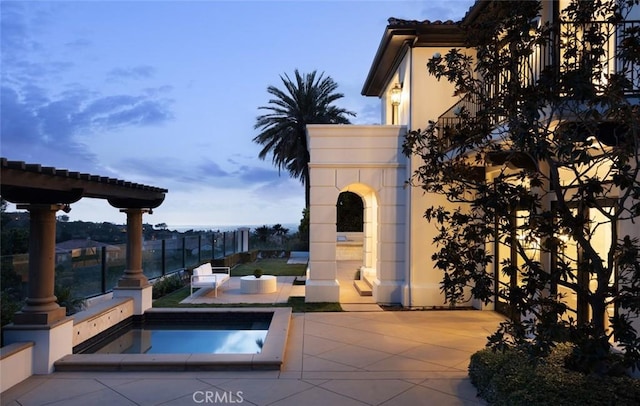 view of patio featuring an in ground hot tub and a pergola