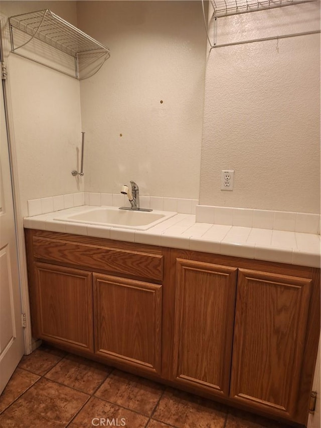 bathroom featuring a sink