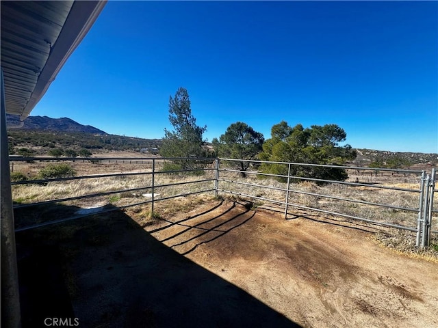 view of yard featuring a rural view