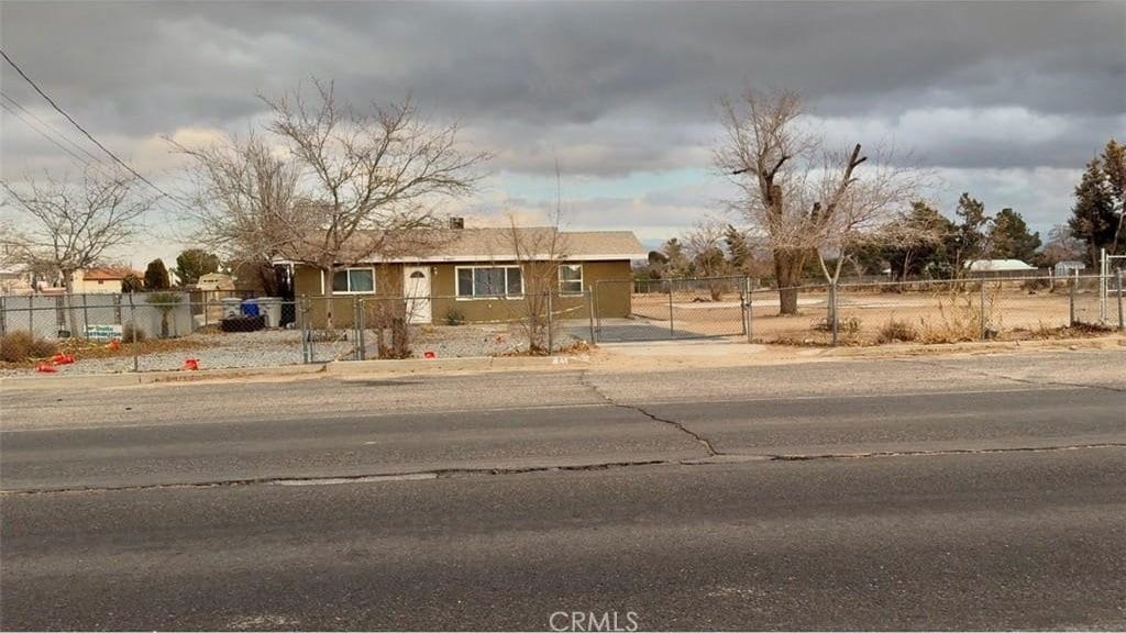 view of front of house with a fenced front yard