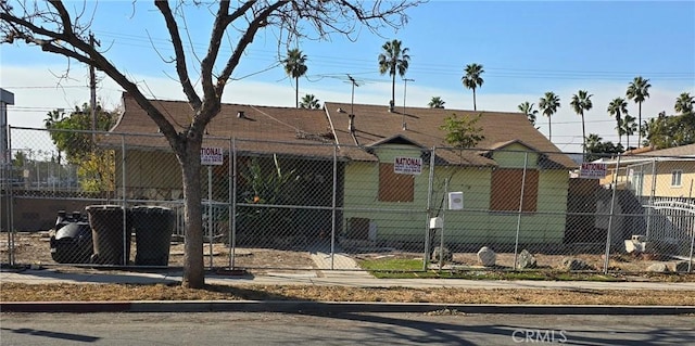 view of front facade featuring a fenced front yard