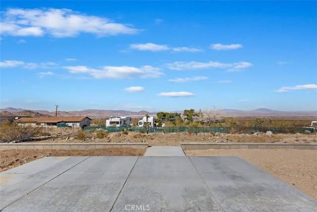 view of yard featuring a mountain view