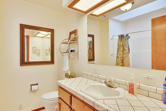 full bathroom featuring a shower with curtain, vanity, and toilet