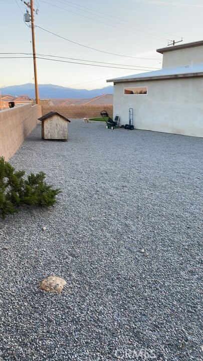 view of yard with a mountain view