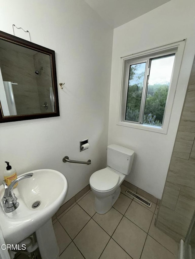 full bath featuring visible vents, a sink, toilet, and tile patterned floors