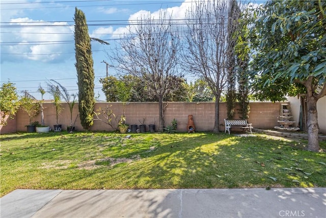 view of yard featuring a fenced backyard