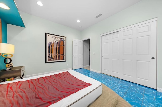 bedroom featuring a closet, recessed lighting, visible vents, and baseboards