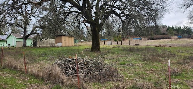 view of yard with an outbuilding