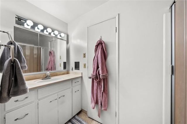 full bath featuring a shower with curtain and vanity