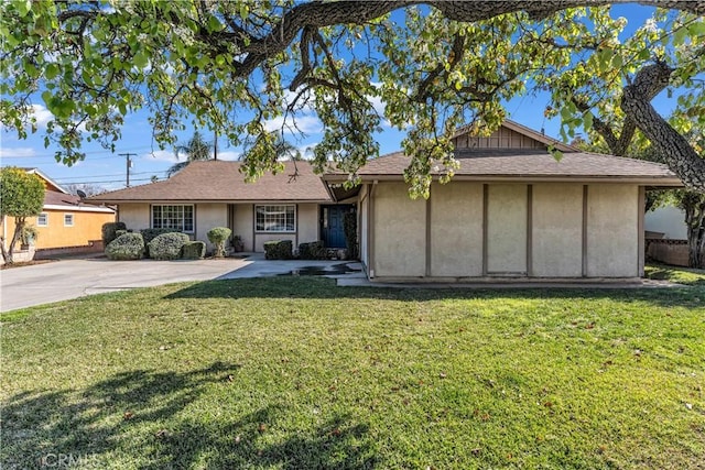 ranch-style house featuring stucco siding, fence, and a front yard