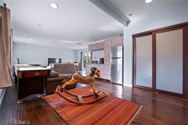 living room with dark wood-style floors, recessed lighting, and baseboards