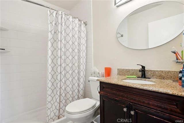 full bath featuring vanity, toilet, and a shower with curtain