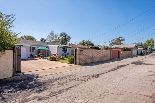 view of front of house featuring a gate and a fenced front yard