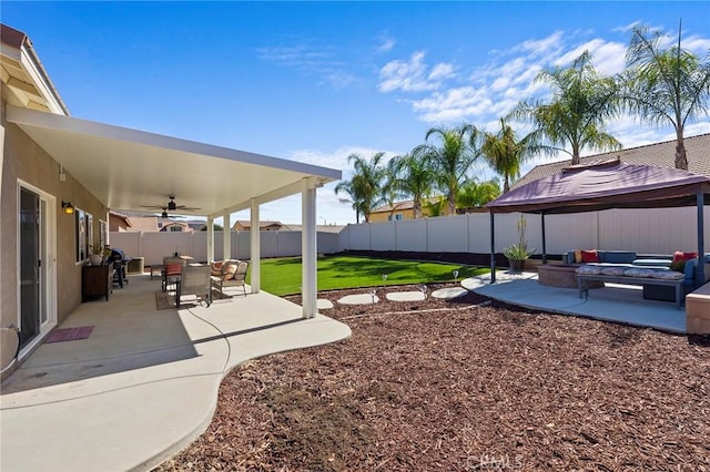 view of yard with a patio, outdoor lounge area, a fenced backyard, and a ceiling fan