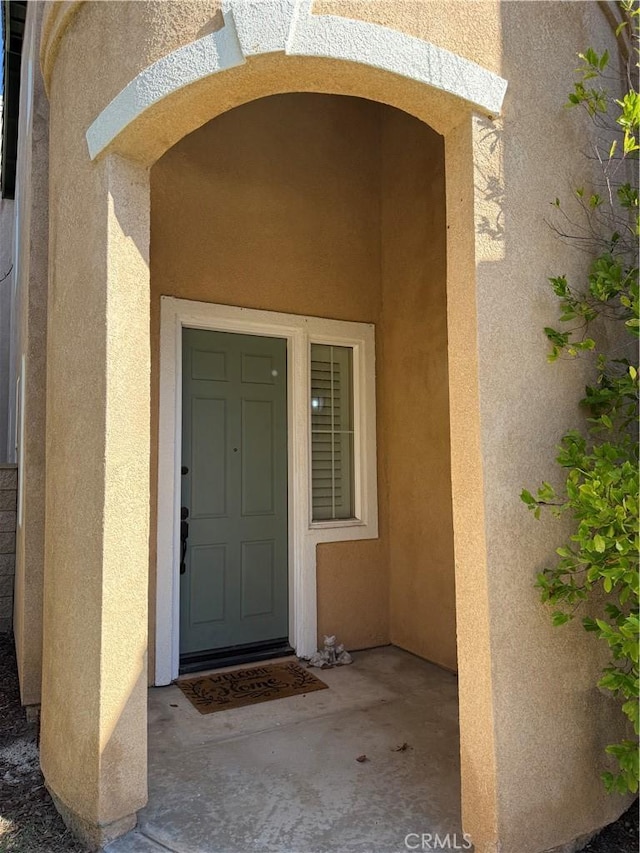 property entrance featuring stucco siding