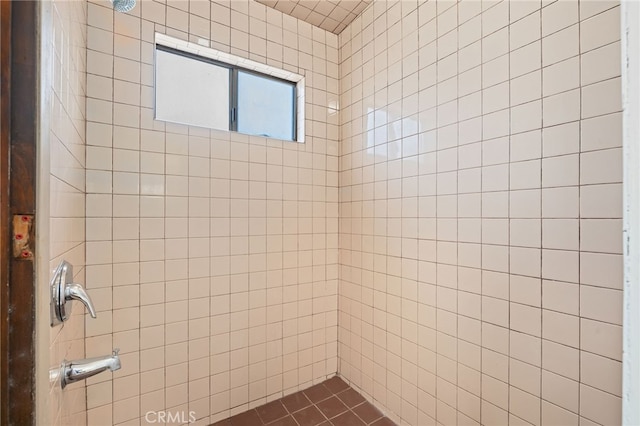 full bath with tiled shower