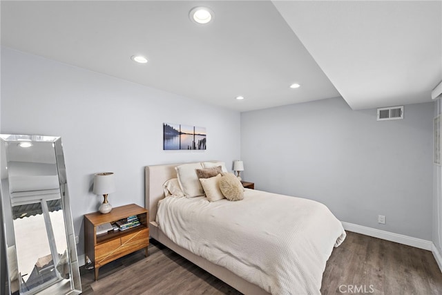 bedroom featuring dark wood-style flooring, recessed lighting, visible vents, and baseboards