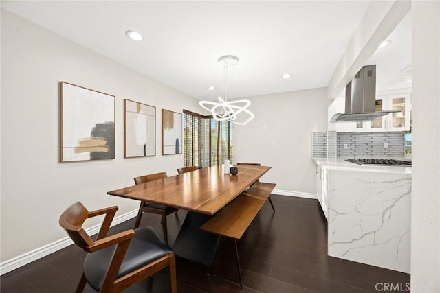 dining area featuring recessed lighting, an inviting chandelier, dark wood finished floors, and baseboards