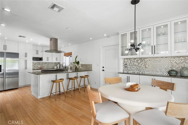 dining room featuring recessed lighting, visible vents, and light wood-style flooring