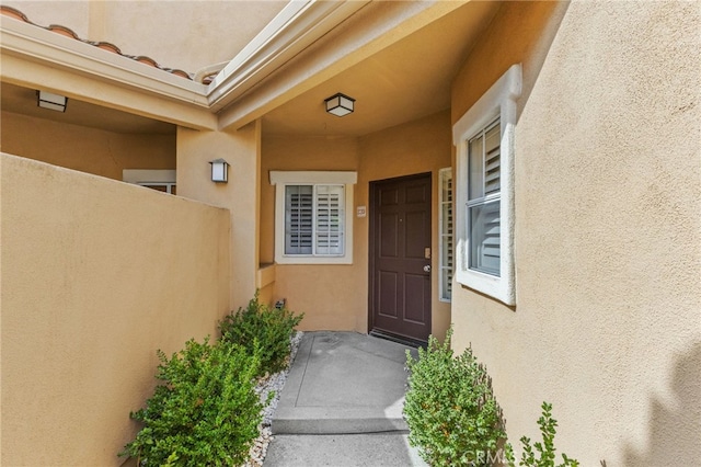 view of exterior entry featuring stucco siding